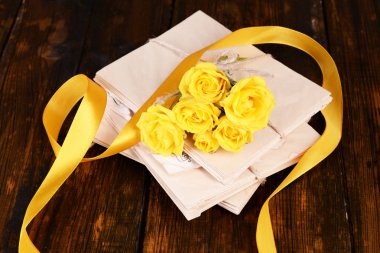 Eski mektupları ve çiçekler