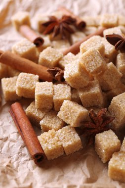 Kağıt arka plan üzerine baharat ve kahverengi şeker cubes
