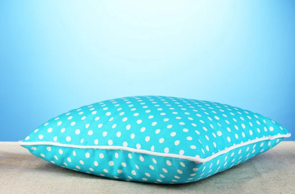 Almohada azul brillante sobre fondo azul — Foto de Stock