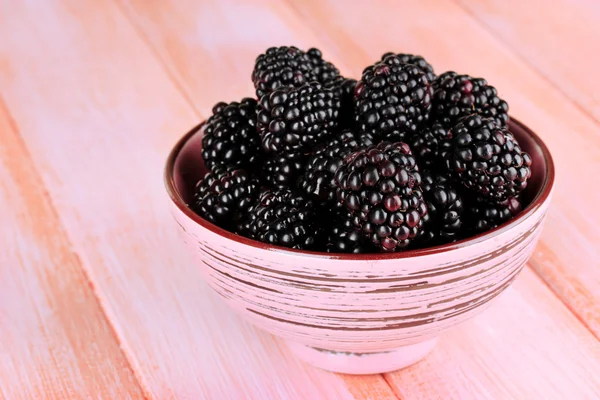 Moras dulces en tazón en primer plano de la mesa —  Fotos de Stock