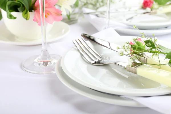 De instelling van de tabel met Lentebloemen — Stockfoto