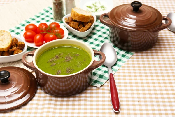 Välsmakande soppa i kastruller på dukar, närbild — Stockfoto