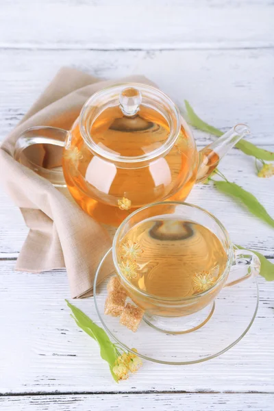 Травяной чай с липовыми цветами — стоковое фото