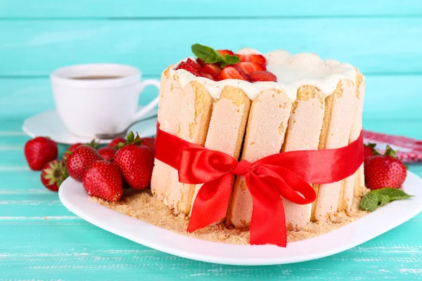 Charlotte mit frischen Erdbeeren — Stockfoto