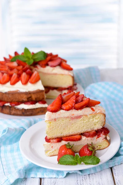 Biscuitcake met aardbeien — Stockfoto