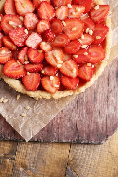 Tarte aux fraises sur plateau en bois — Photo