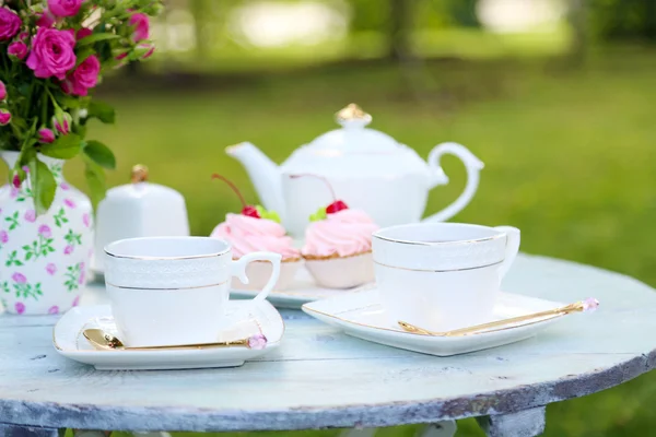 茶碗とおいしいケーキ — ストック写真