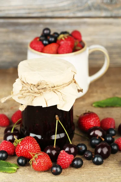 Smakelijke jam met bessen — Stockfoto