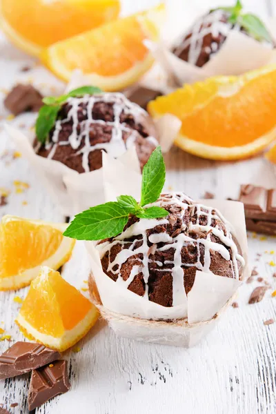Sabrosos cupcakes con naranja — Foto de Stock