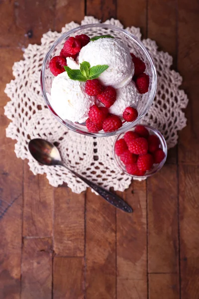 Creamy ice cream with raspberries — Stock Photo, Image
