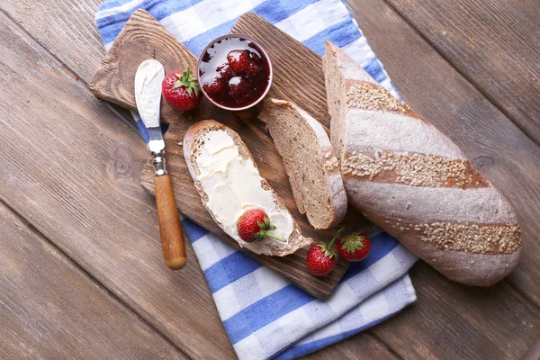 Zelfgemaakte boter en strawberry jam — Stockfoto