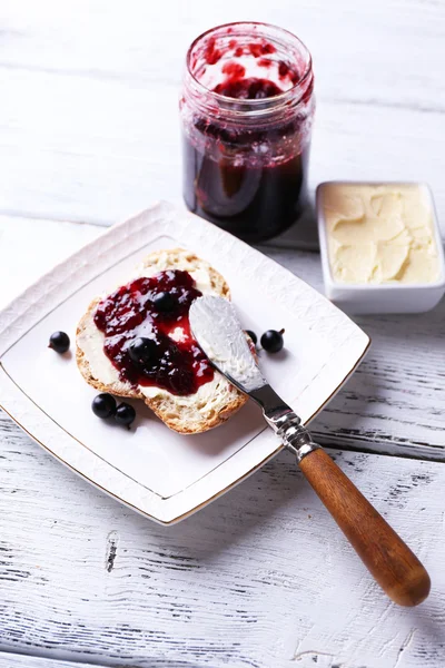 Bread with butter and blackcurrant jam — Stock Photo, Image