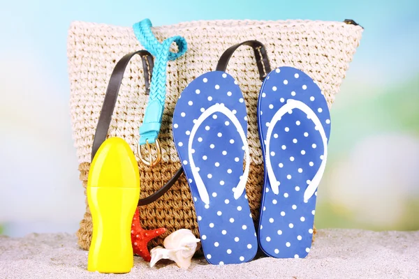 Bolsa de mimbre de verano con accesorios — Foto de Stock