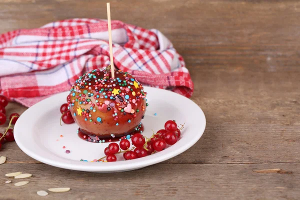 Manzana de caramelo en palo con bayas — Foto de Stock