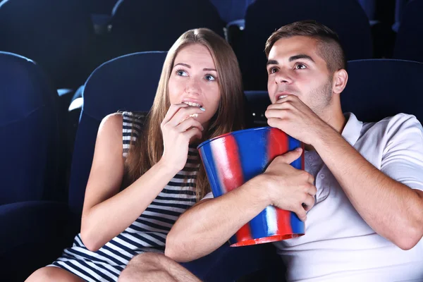 Couple regardant un film au cinéma — Photo