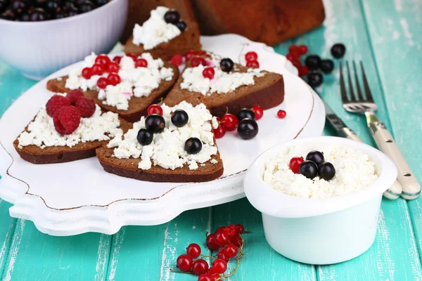 Bread with cottage cheese and berries — Stock Photo, Image