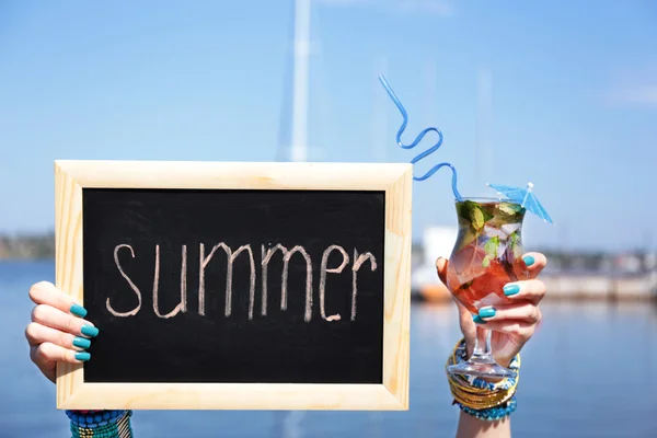 Lege schoolbord op strand — Stockfoto