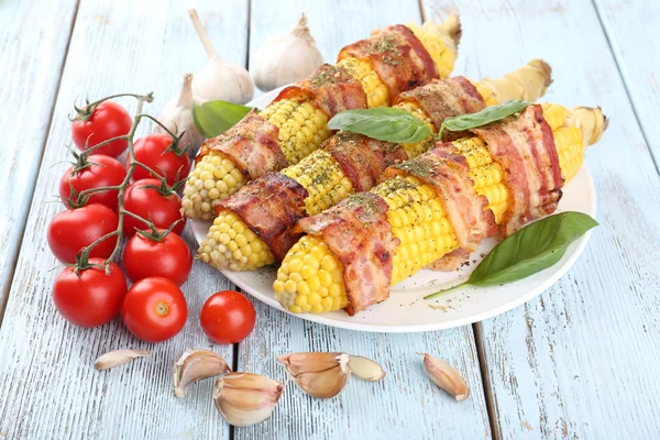 Tocino a la parrilla envuelto maíz — Foto de Stock