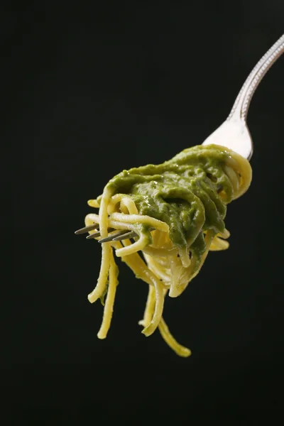 Espaguetis de pasta italiana en tenedor — Foto de Stock