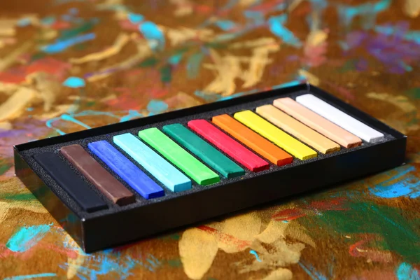 Renkli tebeşir pastel kutusunda — Stok fotoğraf