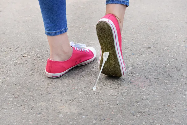 Foot stuck into chewing gum — Stock Photo, Image