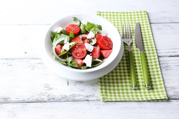 Salat mit Wassermelone, Zwiebel, Rucola und Spinat — Stockfoto