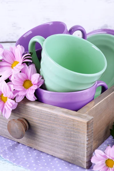 Platos brillantes con flores —  Fotos de Stock