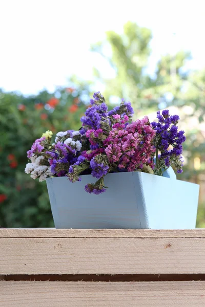 Lindas flores em cesta de madeira — Fotografia de Stock