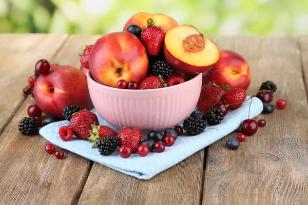 Pfirsiche und Beeren in Schüssel — Stockfoto