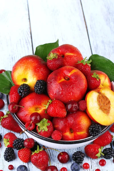 그릇에 딸기와 복숭아 — 스톡 사진