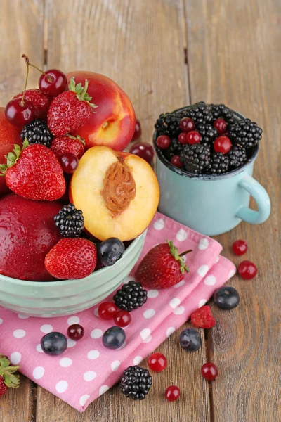 Peaches and berries in bowl — Stock Photo, Image