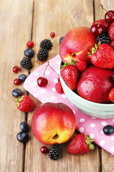 Peaches and berries in bowl — Stock Photo, Image