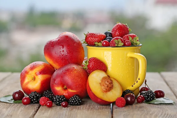 Peaches and berries — Stock Photo, Image