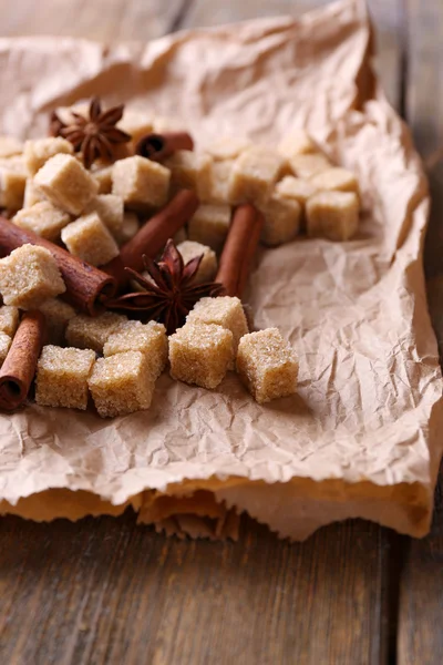 Braune Zuckerwürfel und Gewürze — Stockfoto