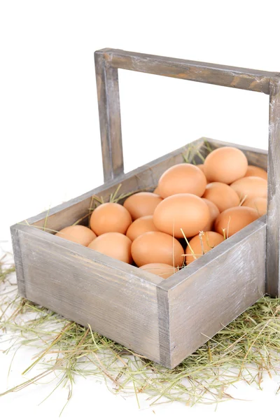 Ovos em cesta de madeira isolada em branco — Fotografia de Stock