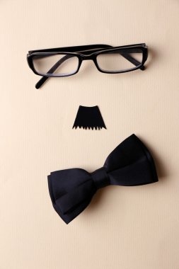 gözlük, bıyıklı ve papyon bej renkli arka plan üzerinde adam yüz şekillendirme