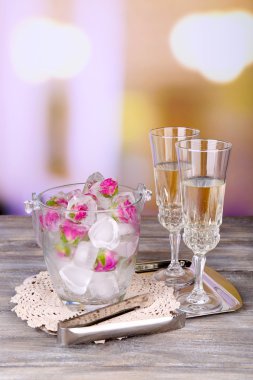 buz cam kova ve iki bardak şampanya parlak zemin üzerine ahşap tablo ile gül çiçek