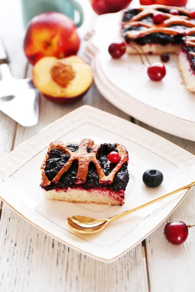 Tarta de bayas dulces con bayas en la mesa de madera de cerca — Foto de Stock