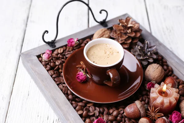 Kerzen auf Vintage-Tablett mit Kaffeekörnern und Gewürzen, Tasse Tee auf farbigem Holzhintergrund — Stockfoto