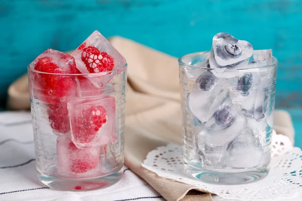 Cubos de hielo con frambuesa — Foto de Stock