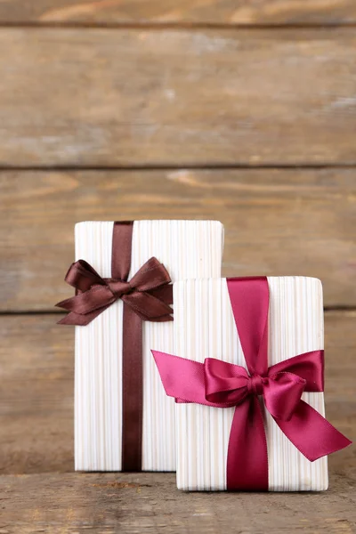 Cajas de regalo con cinta de colores — Foto de Stock