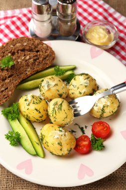 Tablo, genç haşlanmış patates yakın çekim