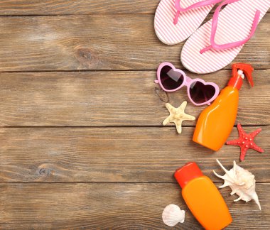 Kaç yaz öğeler ahşap arka plan üzerinde