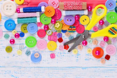 ahşap masa yakın çekim üzerinde dikiş aksesuarları