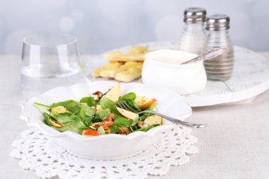 ıspanak, elma, ceviz ve açık renkli peynirli yeşil salata