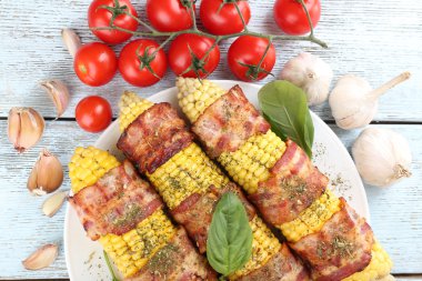 Kızarmış domuz pastırması sarılmış Mısır masada, yakın çekim