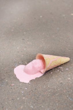 dondurma asfalt düştü