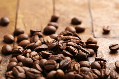 kahve çekirdekleri rustik ahşap zemin üzerinde