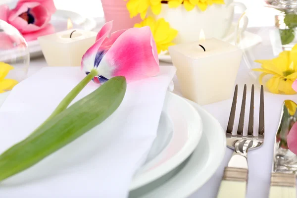 Tischdekoration mit Frühlingsblumen aus nächster Nähe — Stockfoto