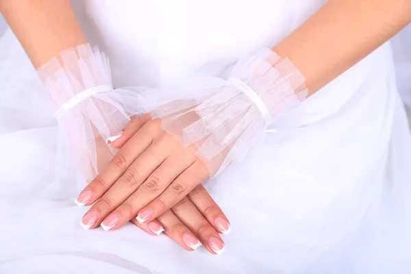 Bröllop handskar på händerna på bruden, närbild — Stockfoto
